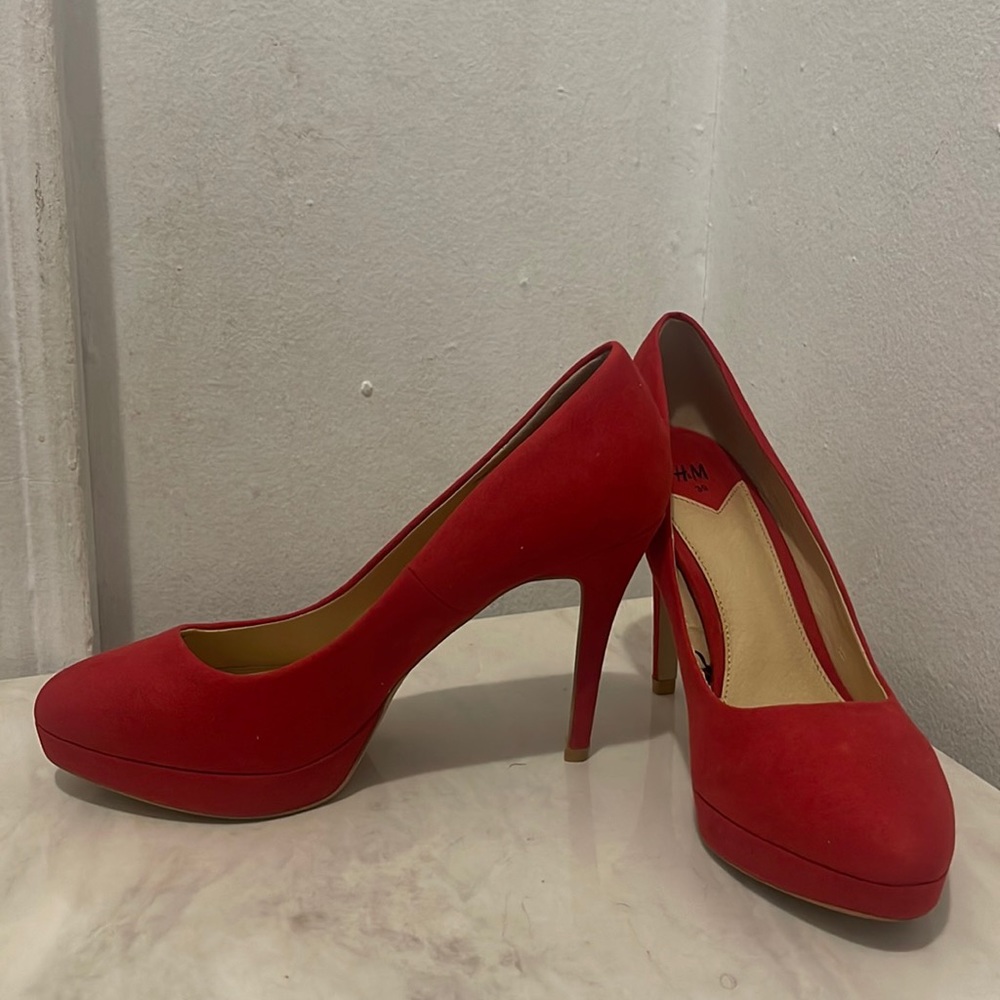 H&M red pumps